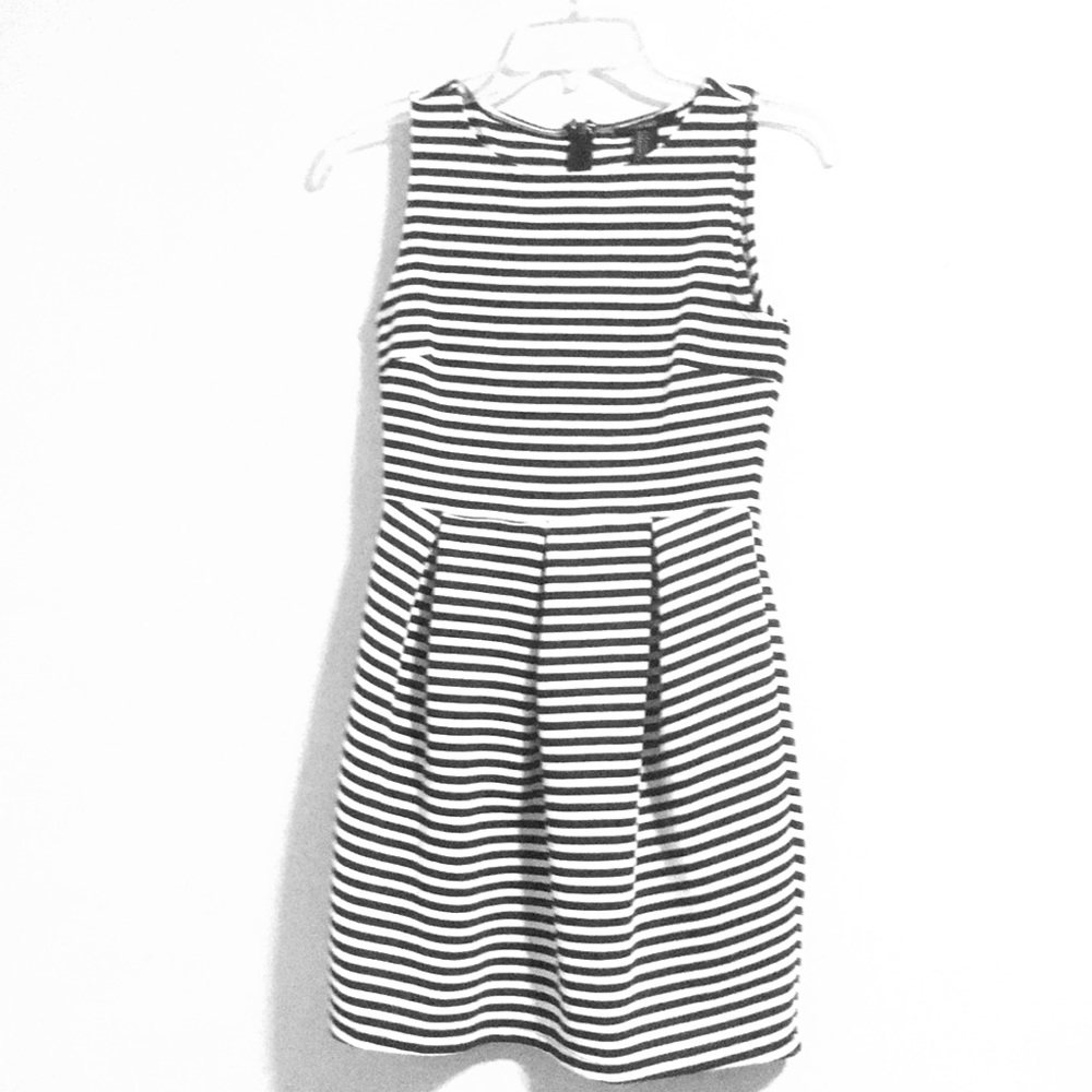 Adorable striped sleeveless dress, bubble skirt